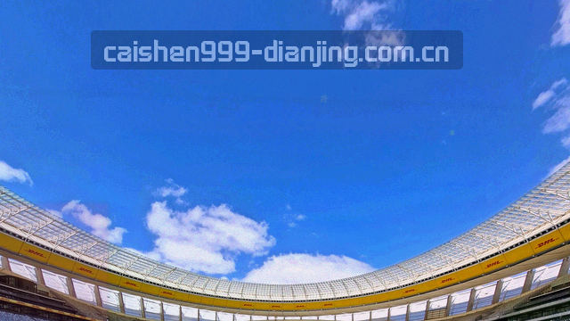 游戏内团战瞬间截图，金色能量特效